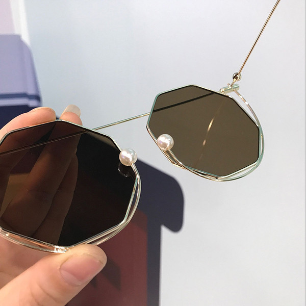 Ochelari de soare extravaganți cu formă rotundă și rame subțiri în mai multe culori