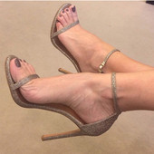 Κομψά γυναικεία σανδάλια με ιμάντα και ψηλό τακούνι σε διάφορα χρώματα