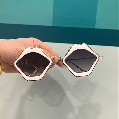 Γυναικεία γυαλιά ηλίου με μη τυποποιημένο σχήμα σε διάφορα χρώματα