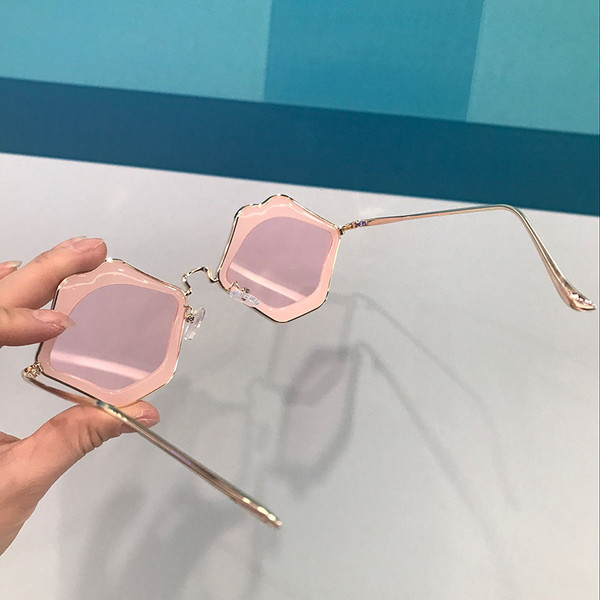 Γυναικεία γυαλιά ηλίου με μη τυποποιημένο σχήμα σε διάφορα χρώματα