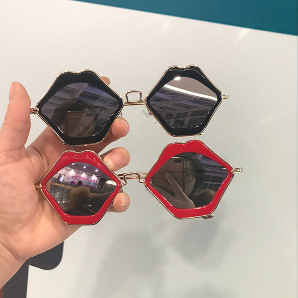 Γυναικεία γυαλιά ηλίου με μη τυποποιημένο σχήμα σε διάφορα χρώματα