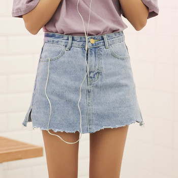 Μοντέρνα φούστα της κυρίας σε ανοιχτόχρωμο χρώμα