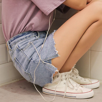 Μοντέρνα φούστα της κυρίας σε ανοιχτόχρωμο χρώμα