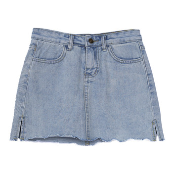 Μοντέρνα φούστα της κυρίας σε ανοιχτόχρωμο χρώμα