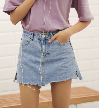 Μοντέρνα φούστα της κυρίας σε ανοιχτόχρωμο χρώμα