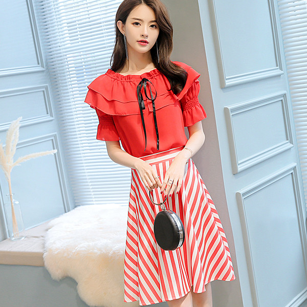 Set pentru femei din două părți - fustă în dungi și bluză elegantă