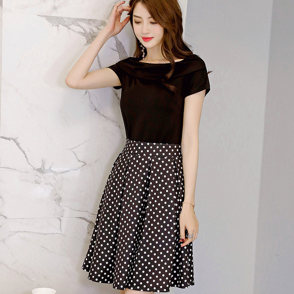 Set pentru femei din două părți - o fustă cu buline și o bluză cu umerii deschiși