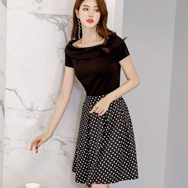 Set pentru femei din două părți - o fustă cu buline și o bluză cu umerii deschiși