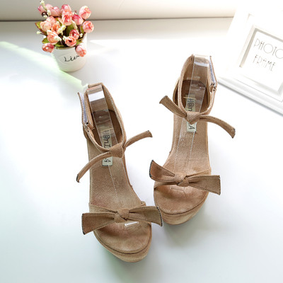 Κομψά γυναικεία σανδάλια από σουέτ με πολύχρωμη πλατφόρμα