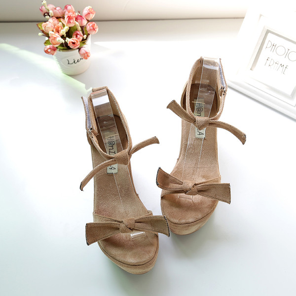 Κομψά γυναικεία σανδάλια από σουέτ με πολύχρωμη πλατφόρμα