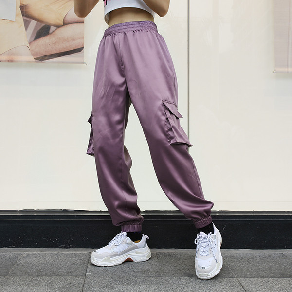 Γυναικεία αθλητική φόρμα με υψηλή ελαστική μέση και πλαϊνές τσέπες σε ανοιχτόχρωμο χρώμα