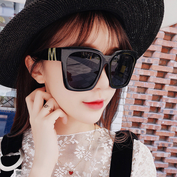 Ochelari de soare de damă cu formă pătrată în negru și gri