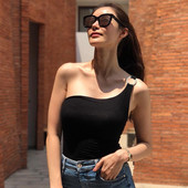 Corpul femeii în negru cu un singur umăr