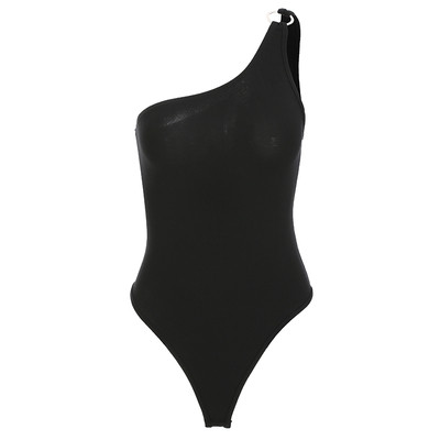 Corpul femeii în negru cu un singur umăr