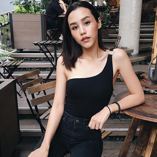 Corpul femeii în negru cu un singur umăr