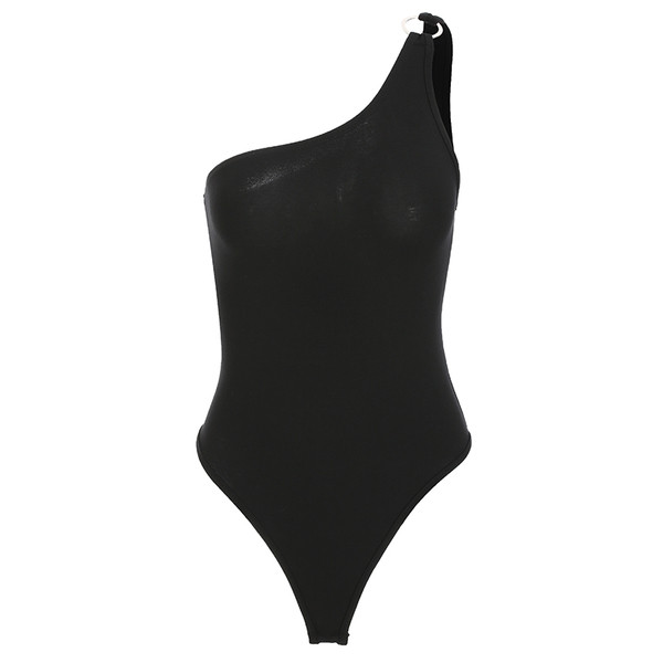 Corpul femeii în negru cu un singur umăr