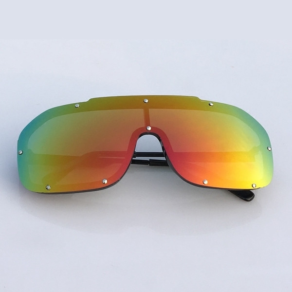 Μη τυποποιημένα γυαλιά ηλίου σε δύο χρώματα με μεταλλική διακόσμηση