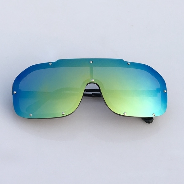 Μη τυποποιημένα γυαλιά ηλίου σε δύο χρώματα με μεταλλική διακόσμηση