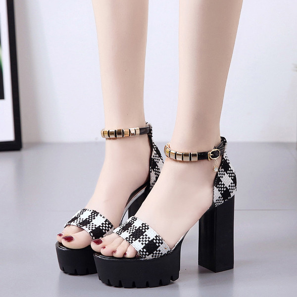 Μοντέρνα γυναικεία σανδάλια με σκληρή σόλα σε δύο χρώματα