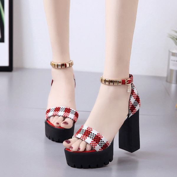 Μοντέρνα γυναικεία σανδάλια με σκληρή σόλα σε δύο χρώματα