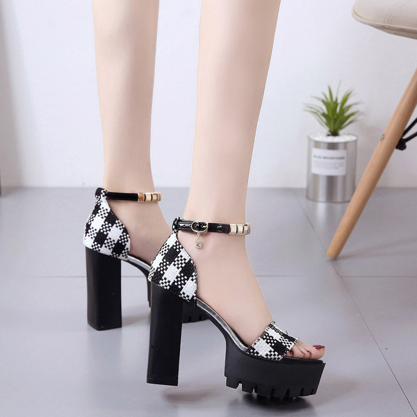 Μοντέρνα γυναικεία σανδάλια με σκληρή σόλα σε δύο χρώματα