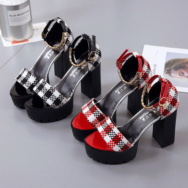 Μοντέρνα γυναικεία σανδάλια με σκληρή σόλα σε δύο χρώματα