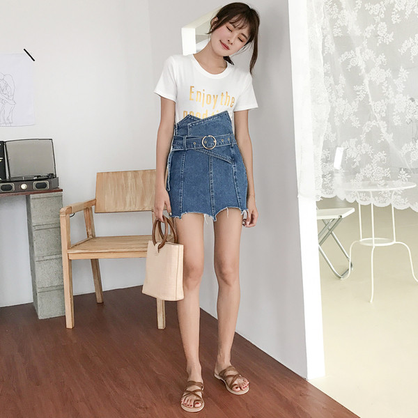 Fusta modernă din denim cu centură