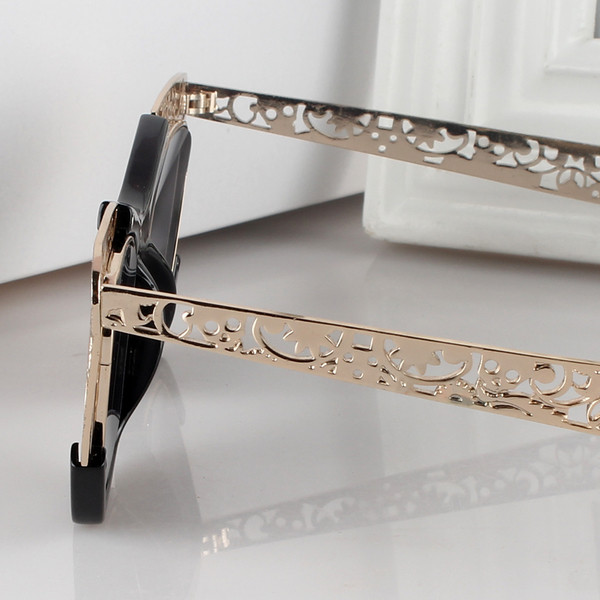 Κομψά γυαλιά ηλίου κυρίες σε διάφορα χρώματα με μεταλλική διακόσμηση