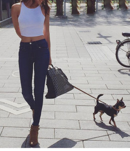 Γυναικεία καθαρή κορυφή σε διάφορα χρώματα με κολάρο σε σχήμα O