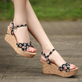 Περιστασιακά γυναικεία σανδάλια με πλατφόρμα και πολύχρωμους ιμάντες σε διάφορα χρώματα