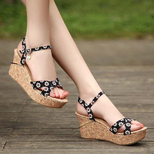 Περιστασιακά γυναικεία σανδάλια με πλατφόρμα και πολύχρωμους ιμάντες σε διάφορα χρώματα