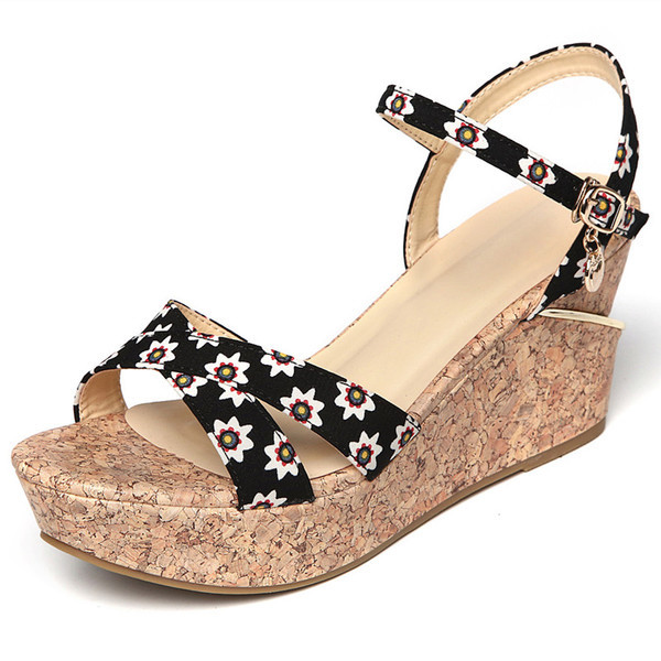 Περιστασιακά γυναικεία σανδάλια με πλατφόρμα και πολύχρωμους ιμάντες σε διάφορα χρώματα