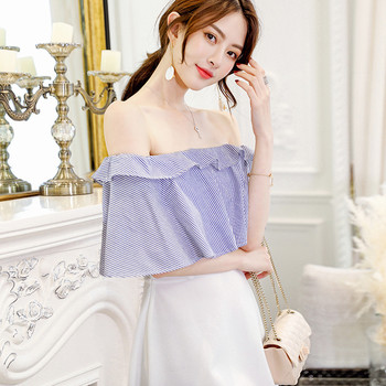 Σύγχρονη κυρία φόρεμα με ανοιχτούς ώμους