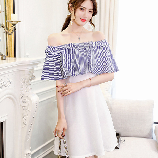 Σύγχρονη κυρία φόρεμα με ανοιχτούς ώμους