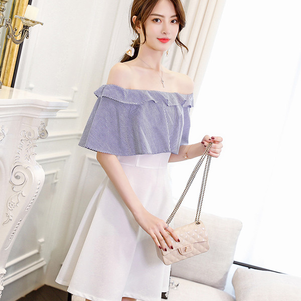 Σύγχρονη κυρία φόρεμα με ανοιχτούς ώμους