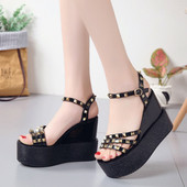 Μοντέρνα γυναικεία σανδάλια με ασπρόμαυρη πλατφόρμα