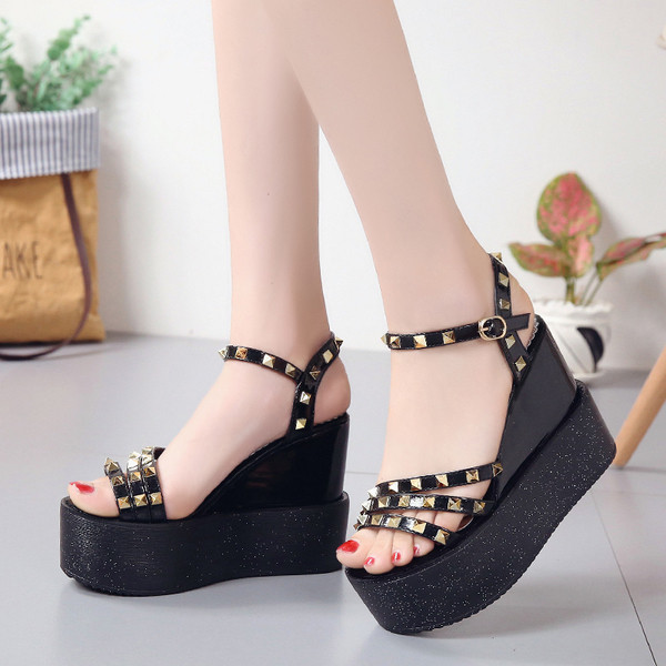 Μοντέρνα γυναικεία σανδάλια με ασπρόμαυρη πλατφόρμα