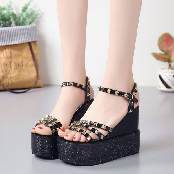 Μοντέρνα γυναικεία σανδάλια με ασπρόμαυρη πλατφόρμα