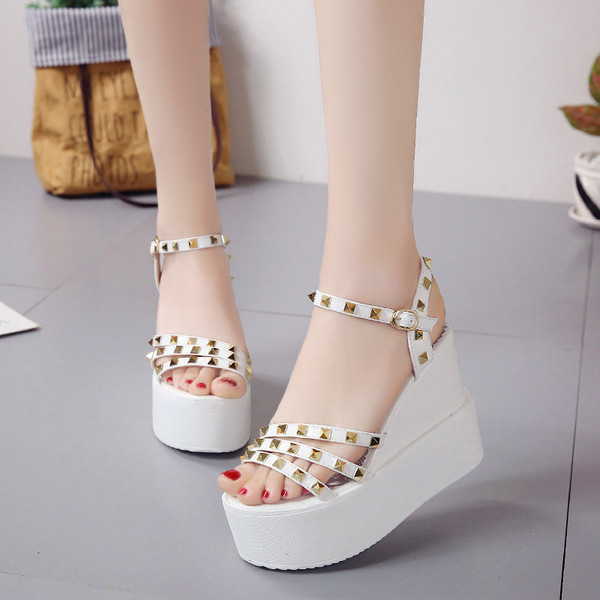 Μοντέρνα γυναικεία σανδάλια με ασπρόμαυρη πλατφόρμα