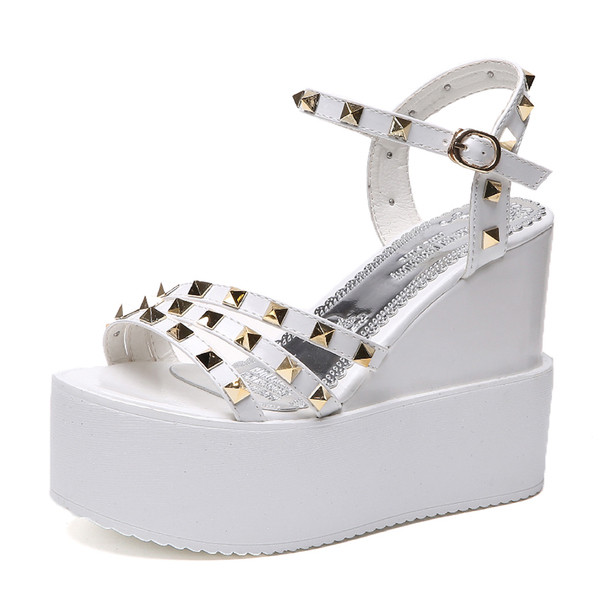 Μοντέρνα γυναικεία σανδάλια με ασπρόμαυρη πλατφόρμα