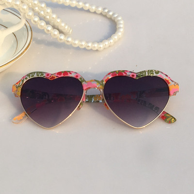 Γυαλιά ηλίου σε σχήμα καρδιάς