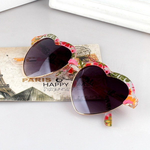 Γυαλιά ηλίου σε σχήμα καρδιάς