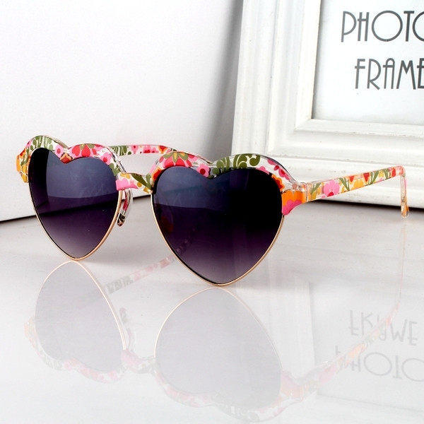 Γυαλιά ηλίου σε σχήμα καρδιάς