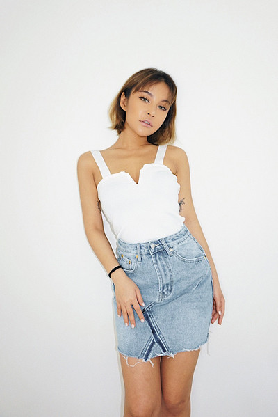 Τρέχουσα φούστα τζην σε ψηλό μέτωπο σε δύο χρώματα