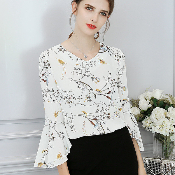 Bluză de damă cu model floral și mâneci lotus