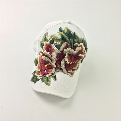 Κυρίες καπέλο με φυτικά μοτίβα σε λευκό και μαύρο