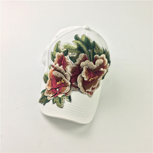 Κυρίες καπέλο με φυτικά μοτίβα σε λευκό και μαύρο