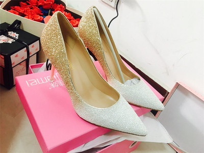 Κομψά, κομψά γυναικεία παπούτσια σε διάφορα χρώματα