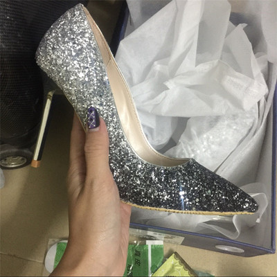 Κομψά, κομψά γυναικεία παπούτσια σε διάφορα χρώματα