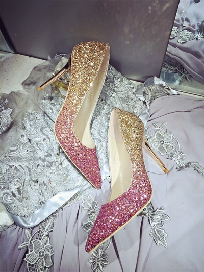 Κομψά, κομψά γυναικεία παπούτσια σε διάφορα χρώματα